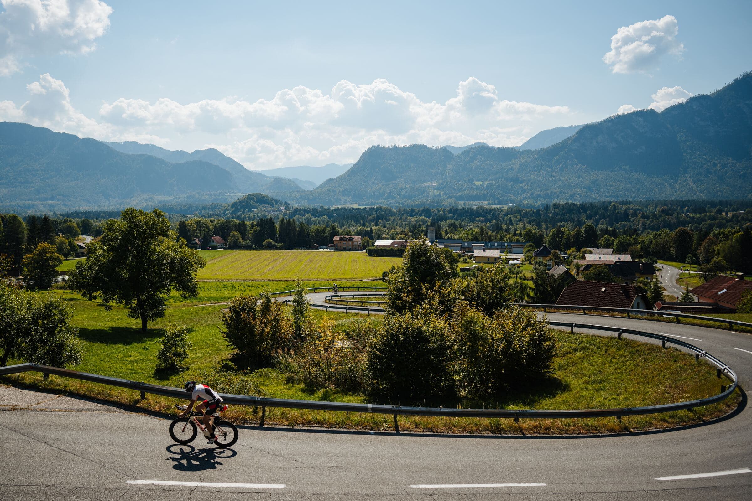 Radfahrer in einer Kehre der Radrunde über dem Jauntal
