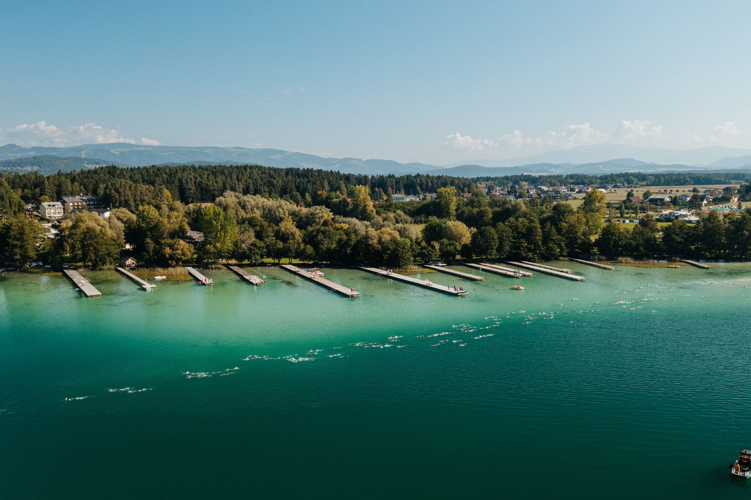 Luftbild der Badestege am Klopeiner See mit Schwimmerfeld