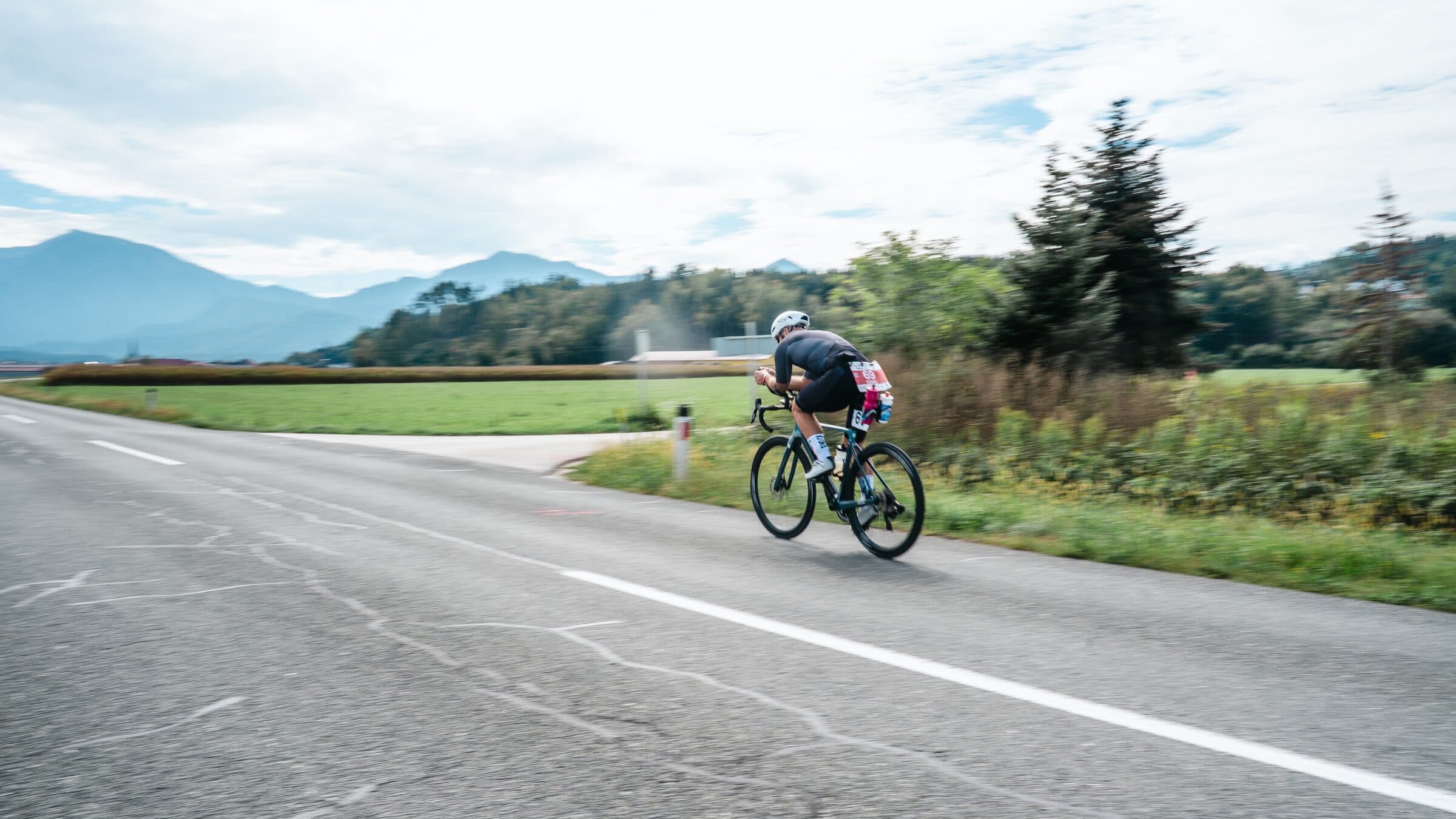 Radfahrer auf der Radrunde, dahinter die Berge Unterkärntens