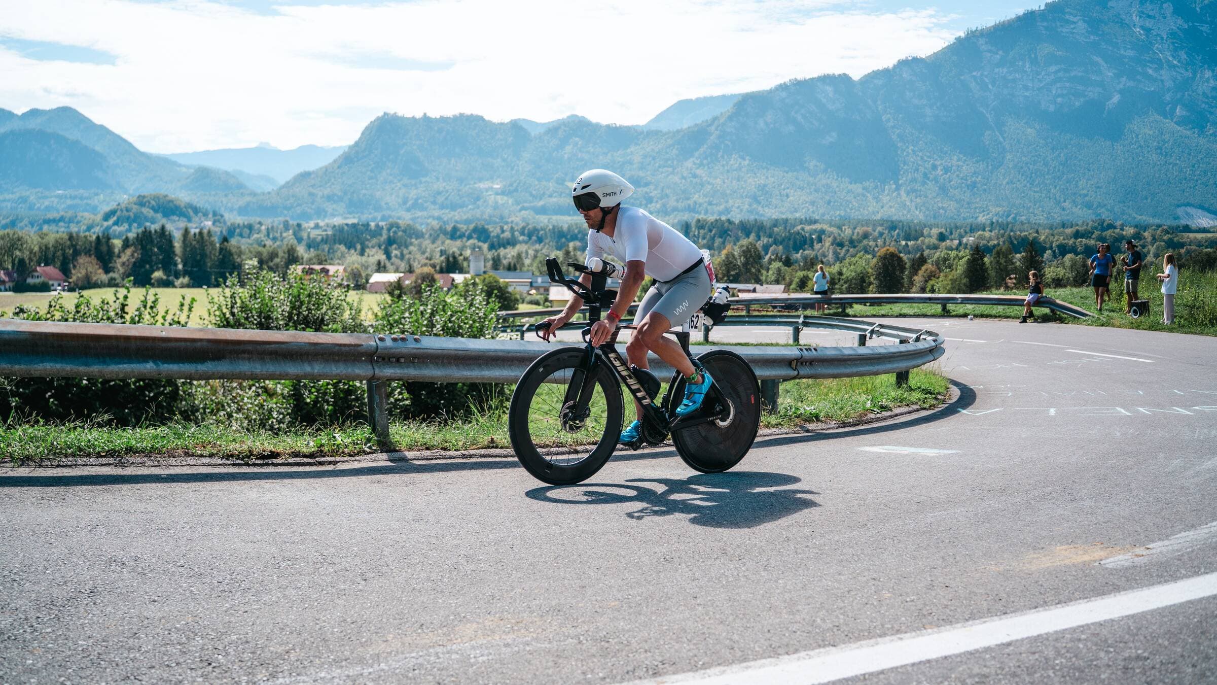 Radfahrer auf dem Zeitfahrrad in einer Kehre vor der Bergkulisse Unterkärntens