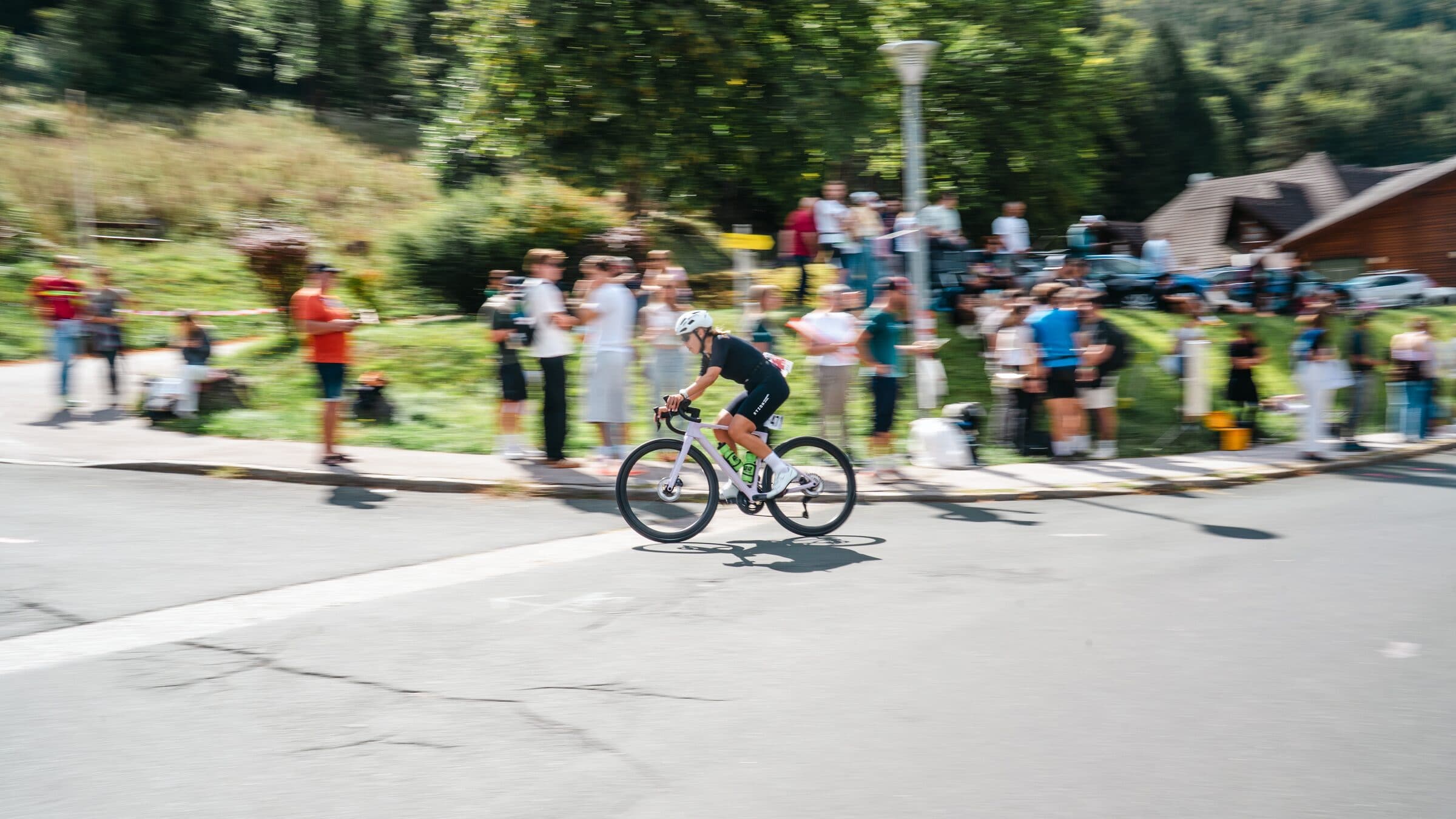 Radfahrer im Rennen, Zuschauer säumen die Straße