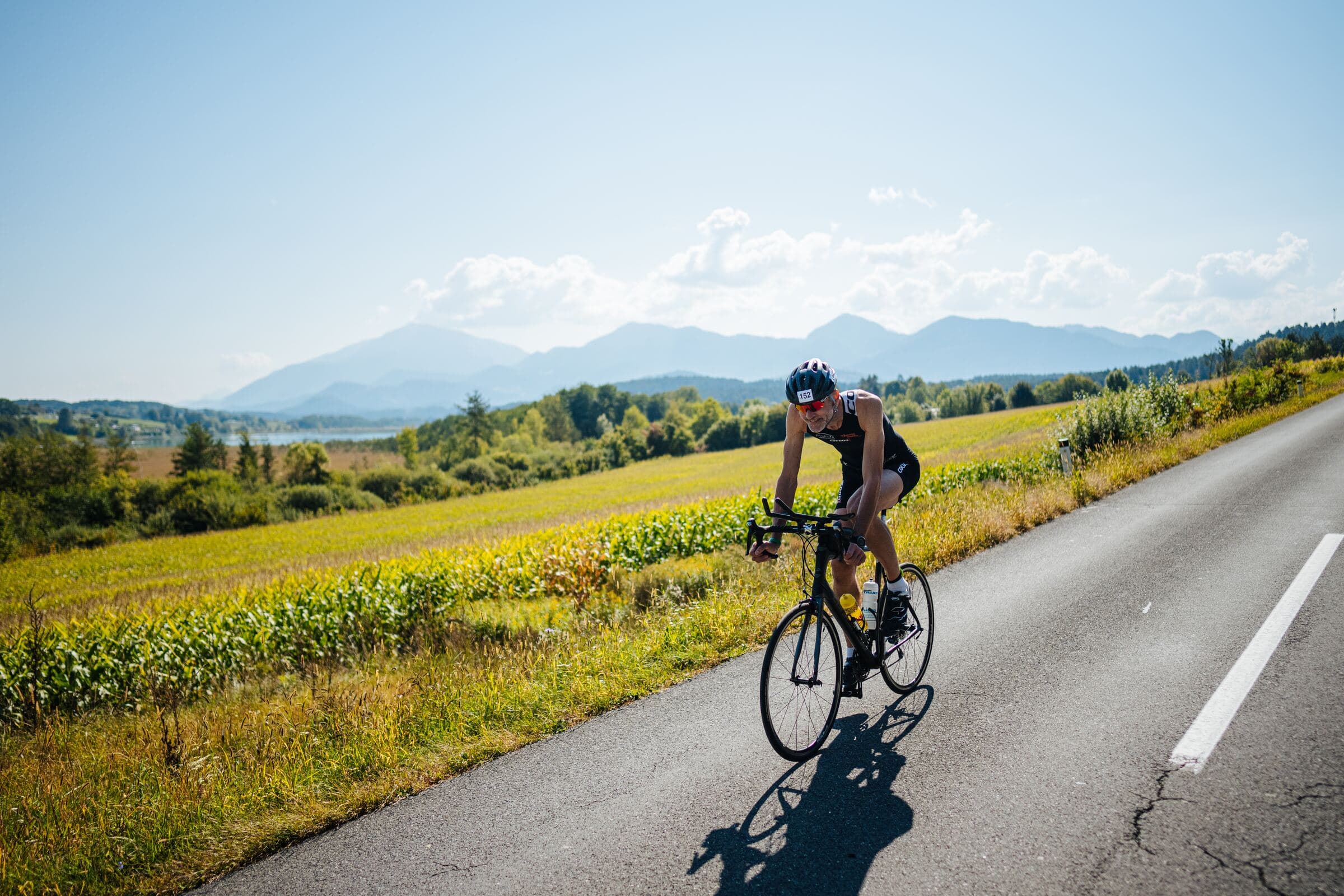 Radfahrer auf der Radrunde vor der Bergkulisse Unterkärntens
