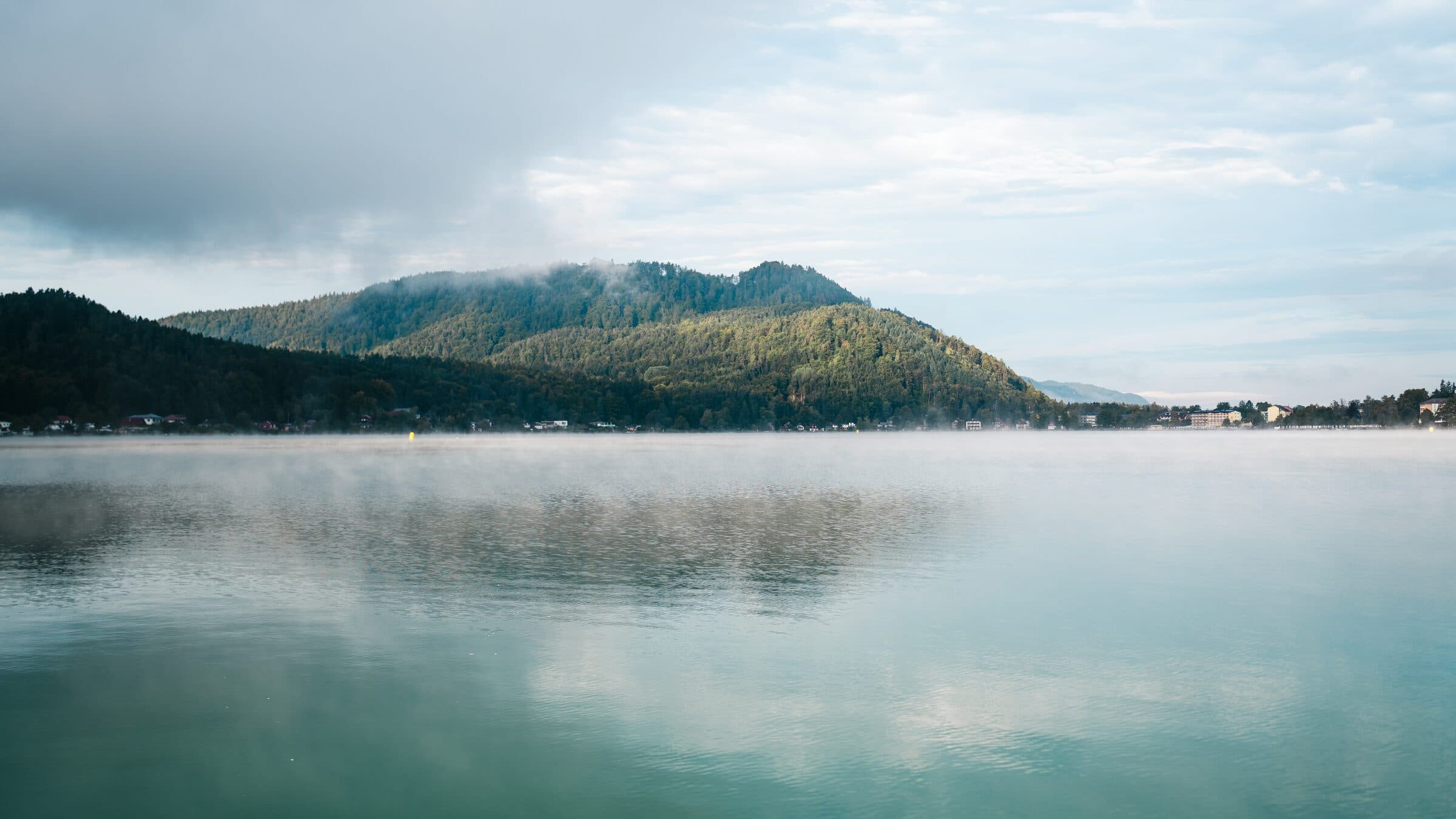 Klopeiner See im Morgennebel am Renntag