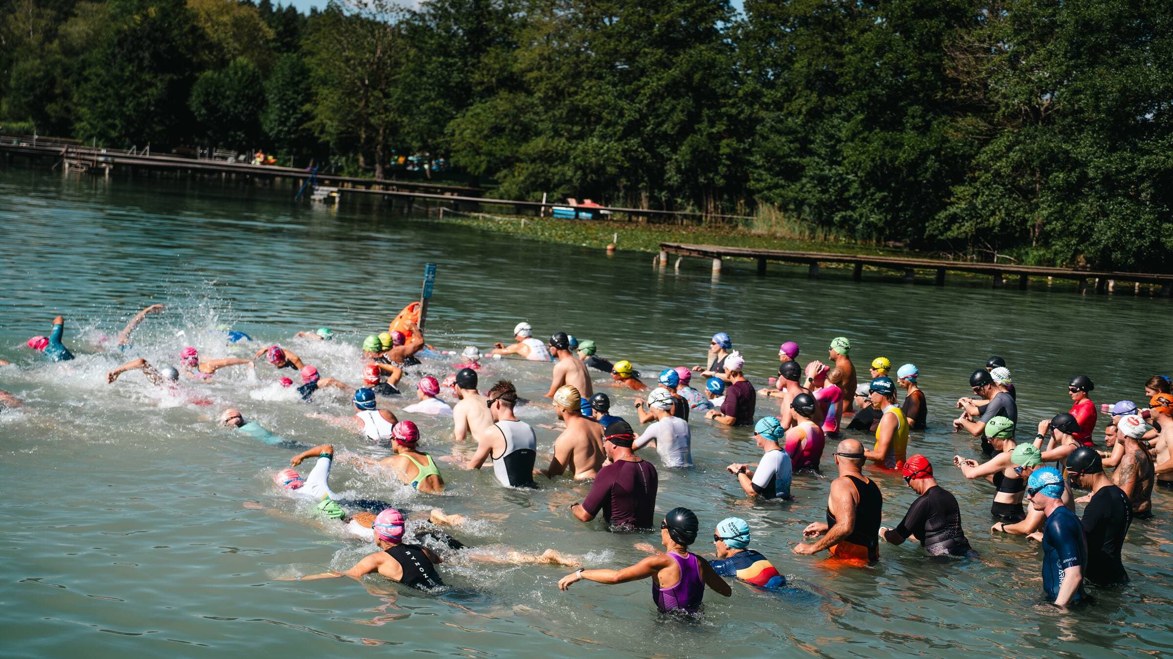 Starterfeld des Funtriathlons läuft in den Klopeiner See