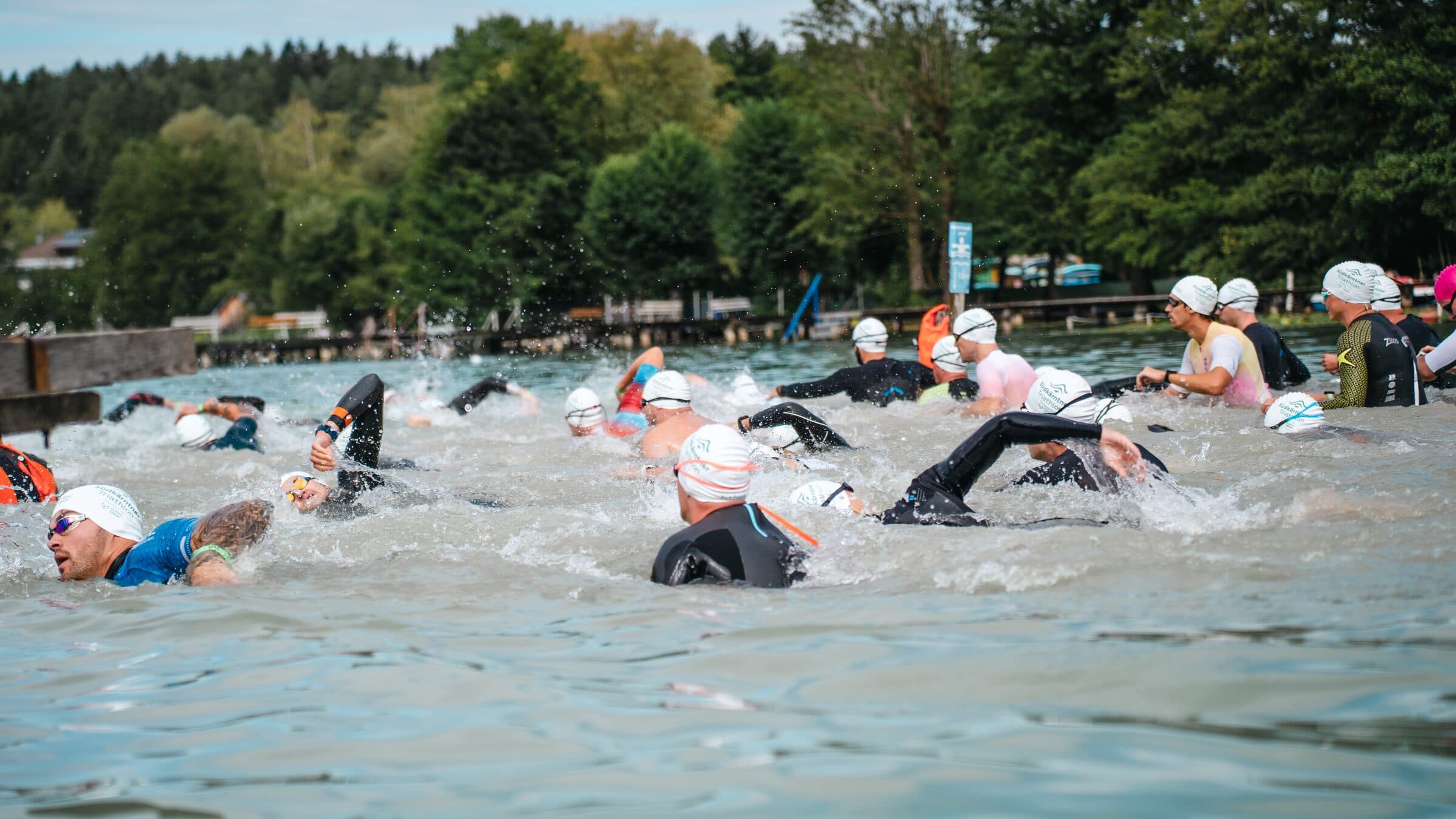 Startfeld der Olympischen Distanz beim Losschwimmen im Klopeiner See