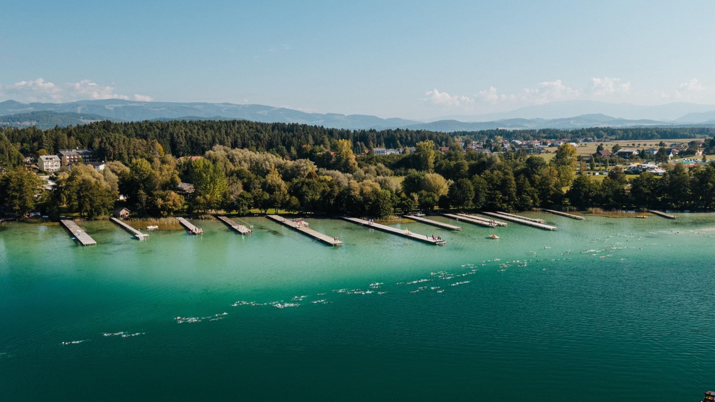 Badestege am Klopeiner See mit dem Schwimmerfeld davor