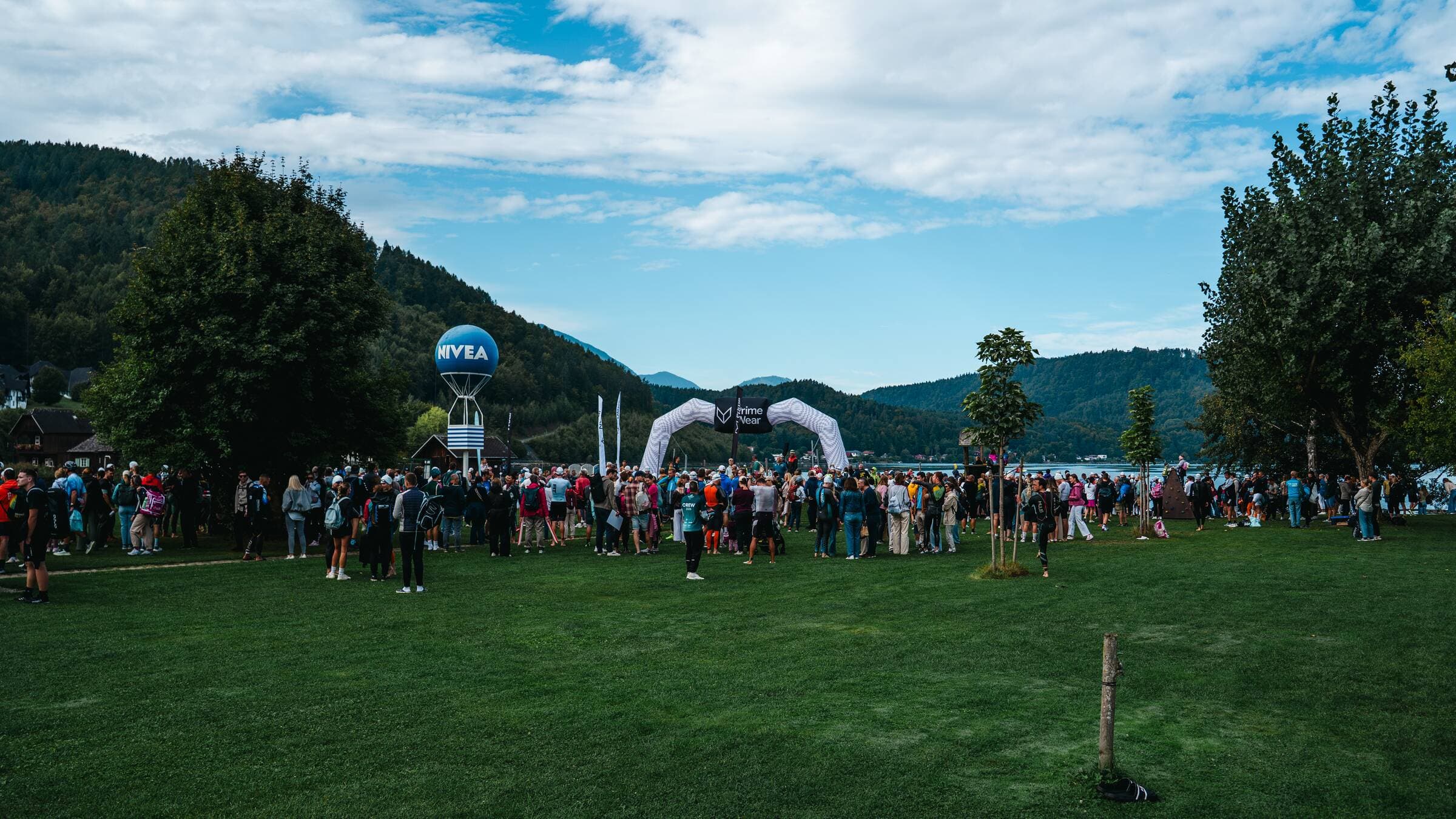 Zuschauer auf der Wiese am Schwimmstart kurz vor dem Startschuss